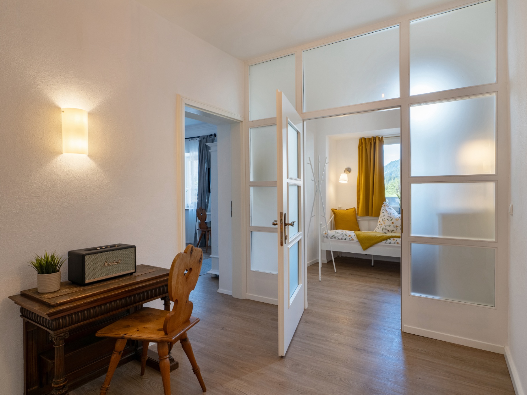 Wohnung 1 – Gang mit Glastüren