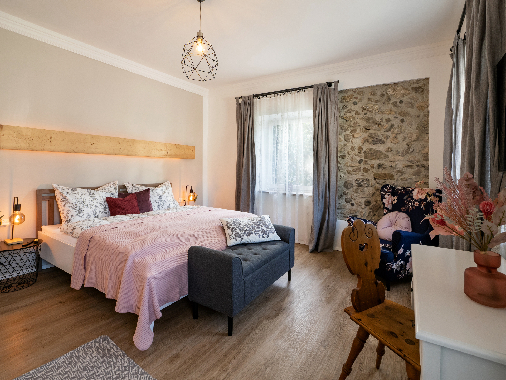 Wohnung 1 – Zweites Schlafzimmer mit Sitzbereich