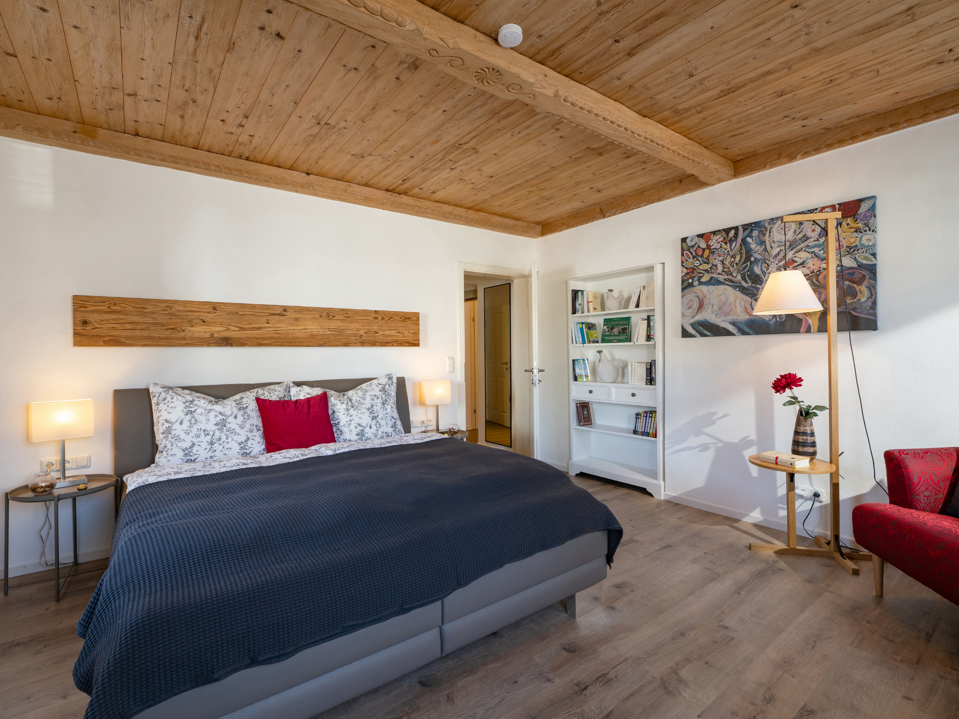 Wohnung 1 – Schlafzimmer mit freigelegtem Holzbalken