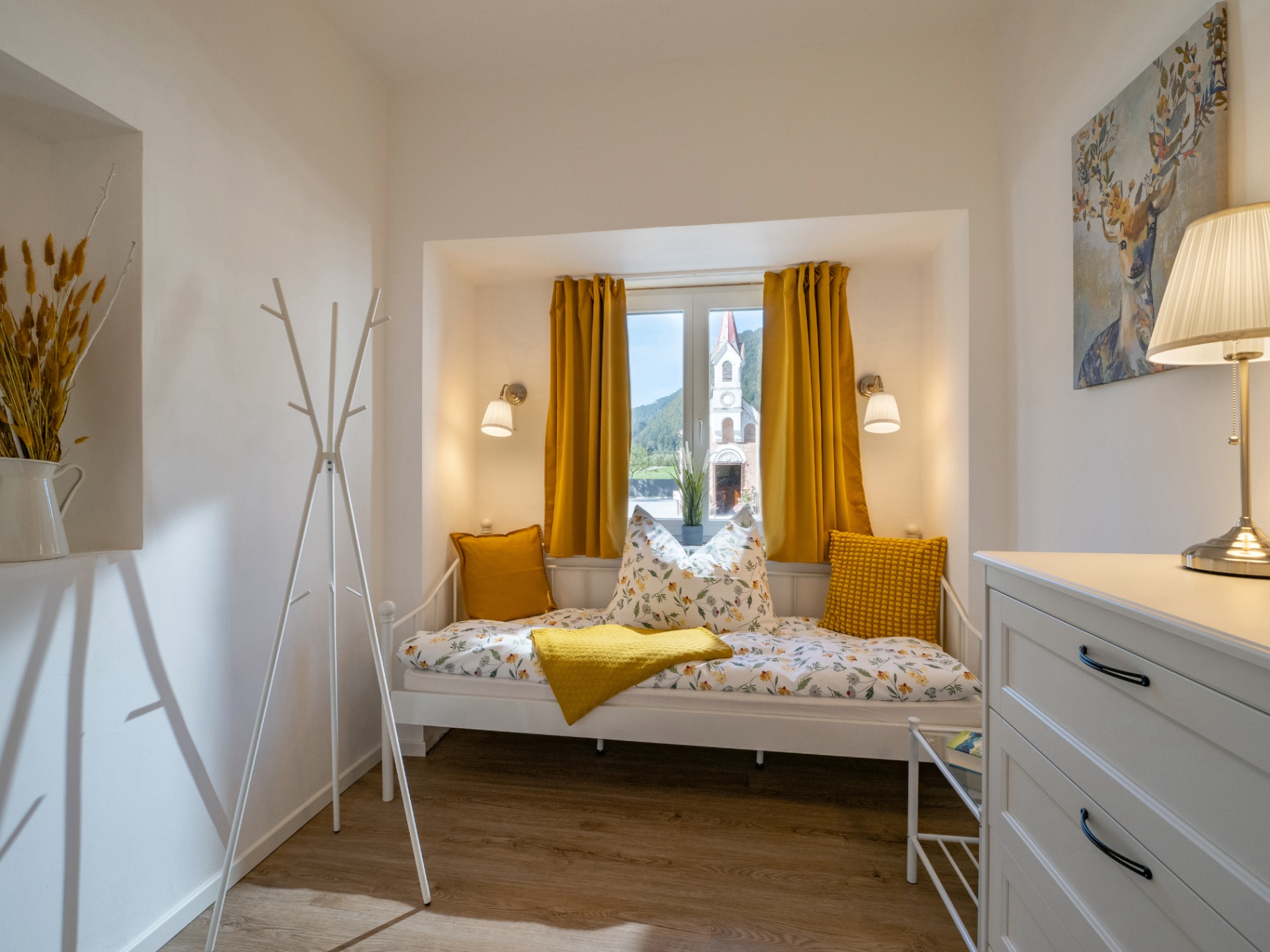 Wohnung 1 – Leseecke mit Kirchblick