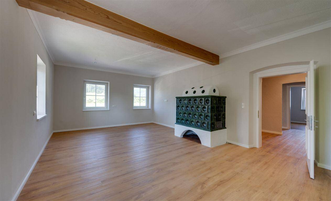 Wohnung 2 – Wohnzimmer mit Kachelofen, aktueller Zustand