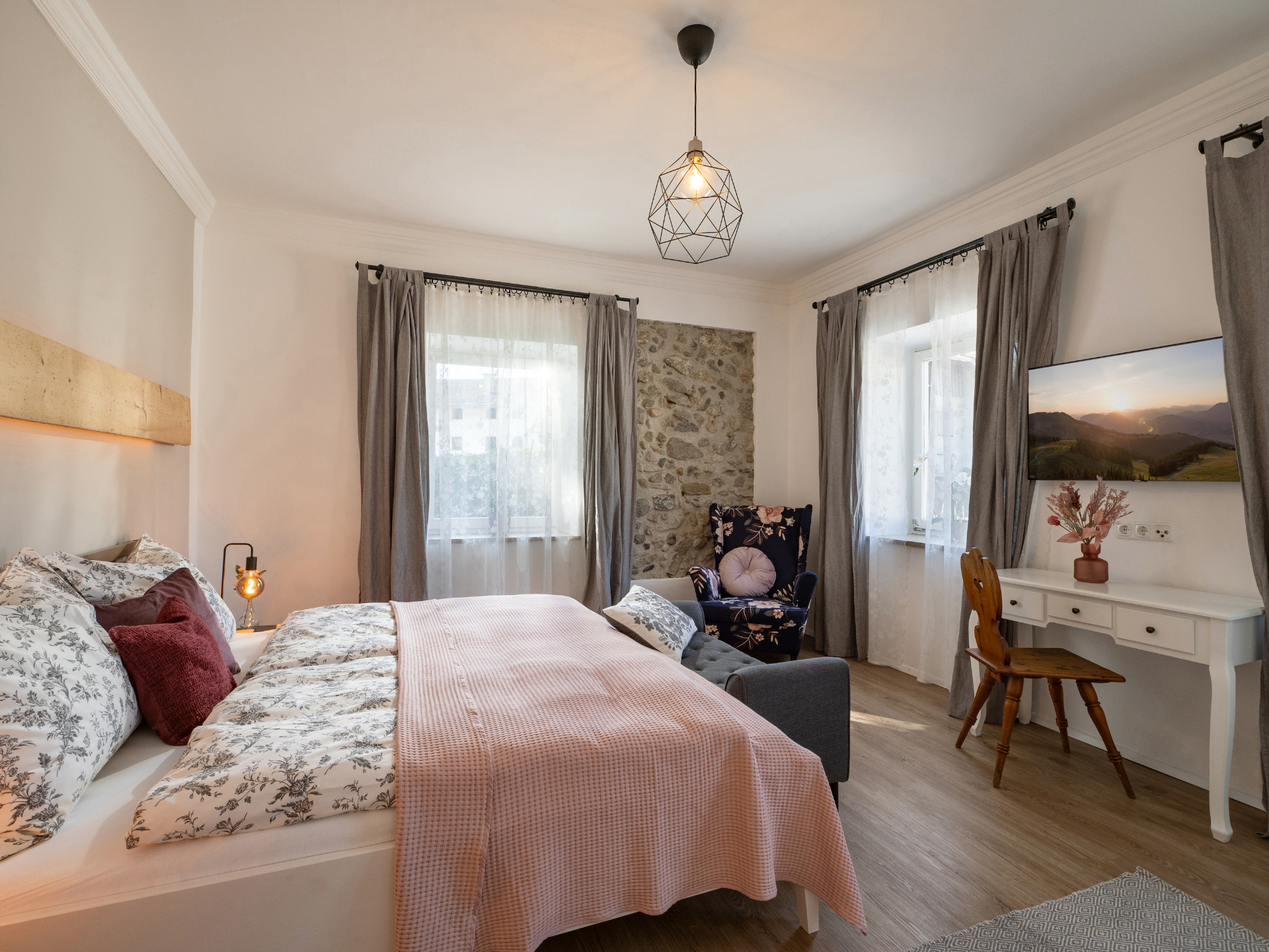 Wohnung 1 – Zweites Schlafzimmer mit Schreibtisch