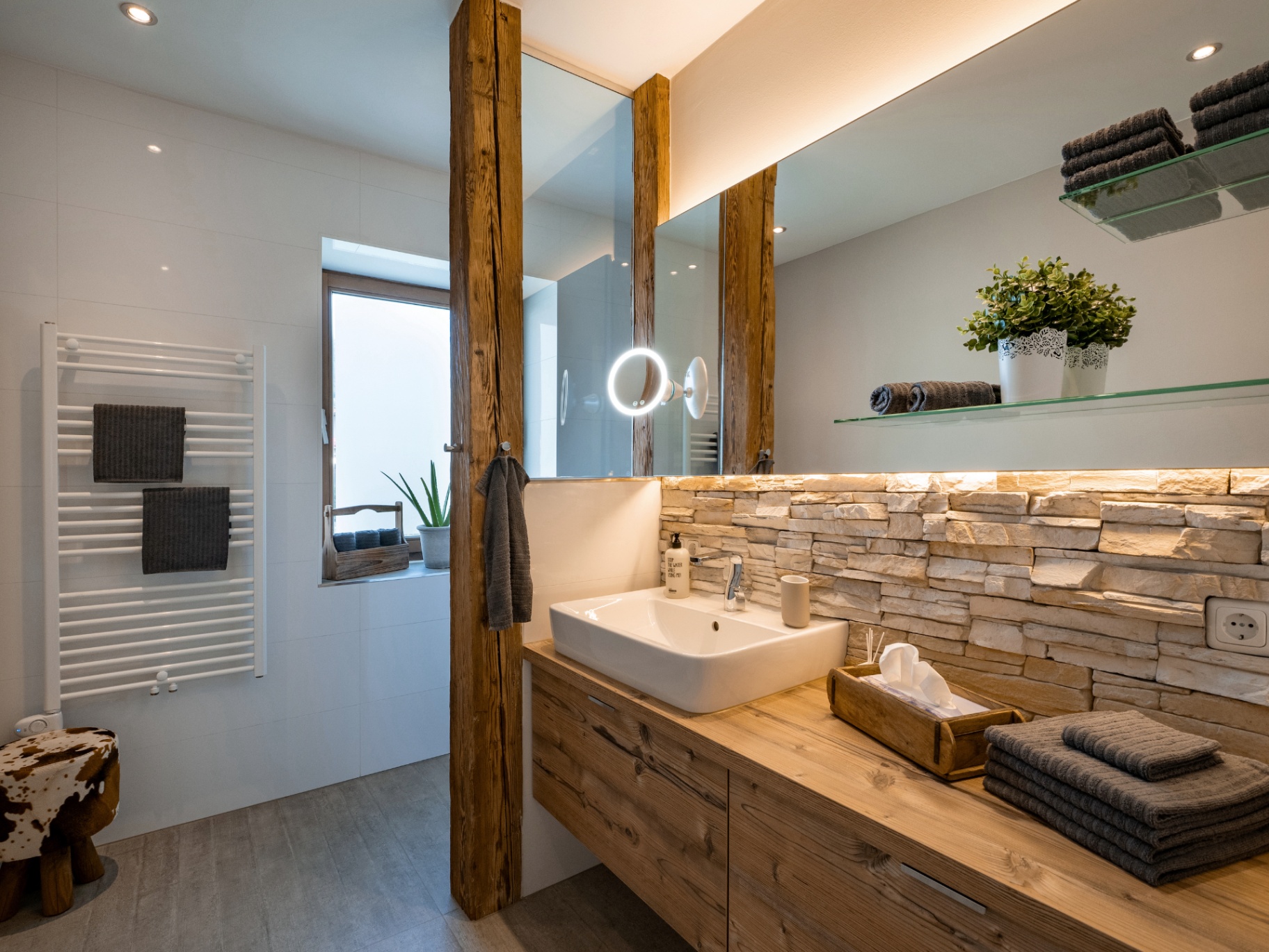 Wohnung 1 – Badezimmer mit Natursteinwand