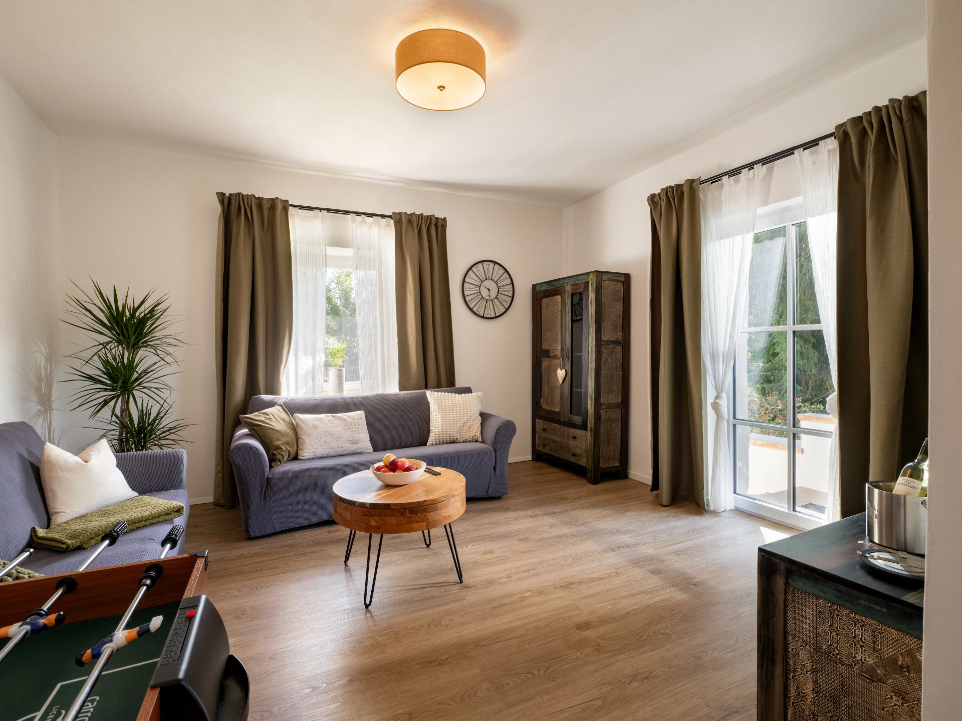 Wohnung 1 – Wohnzimmer mit Terrassenzugang